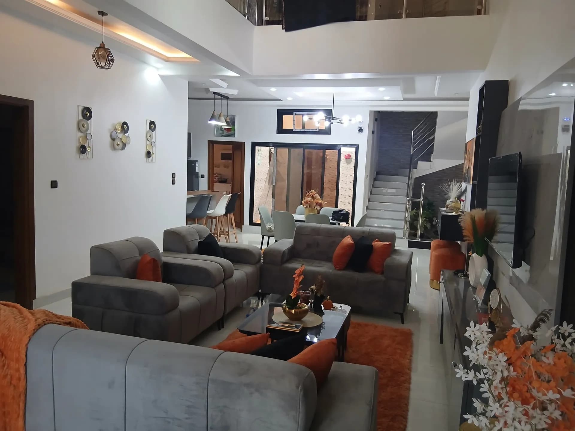 Bright living room of Résidence Al Maktoum opening onto the terrace